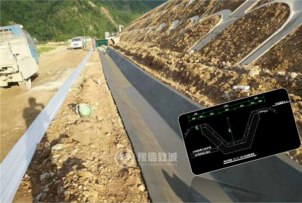 高速邊溝修水渠機器施工現場(chǎng)