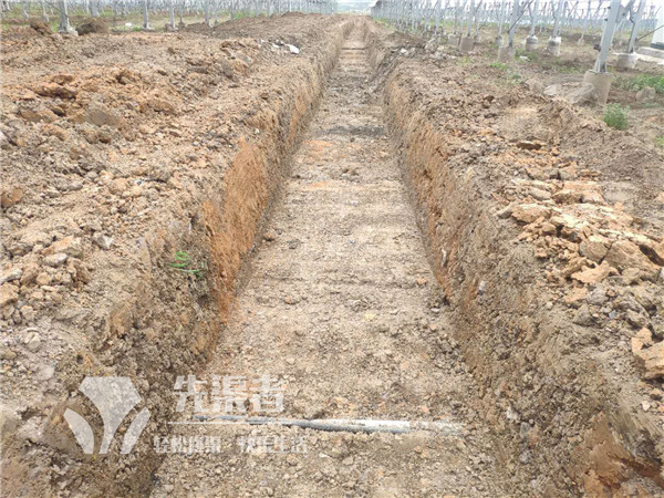 山西晉中光伏發電項目排水溝的土模開挖現場
