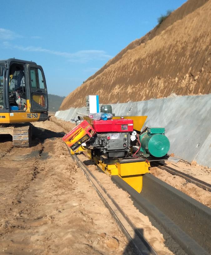 高速公路U型平臺截水溝現場成型效果